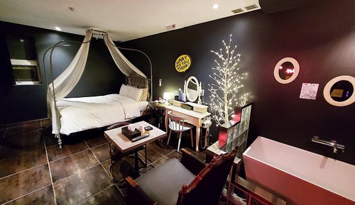 Room (Secret (65-inch large TV installation)