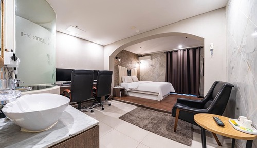 Room (VIP 2PC Room)