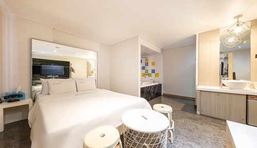 Room (Suite (One Bed Netflix available))