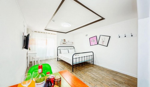 Room (Rosemary (bed))