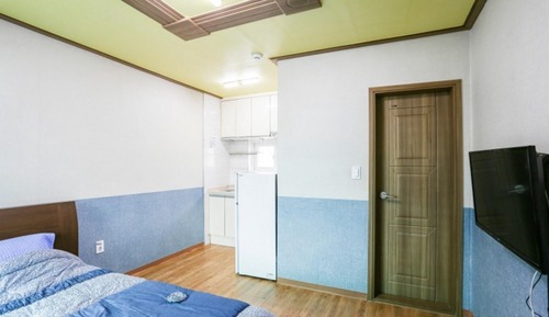 Room (Pine Room 203)