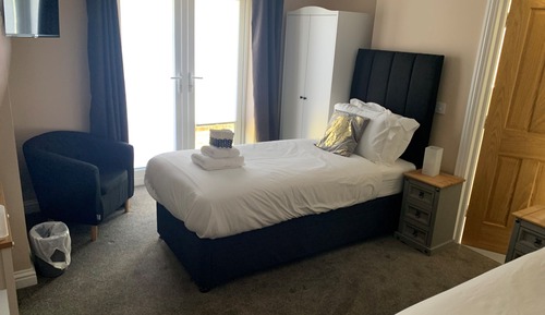 Habitación Deluxe con 1 cama doble o 2 individuales, baño privado
