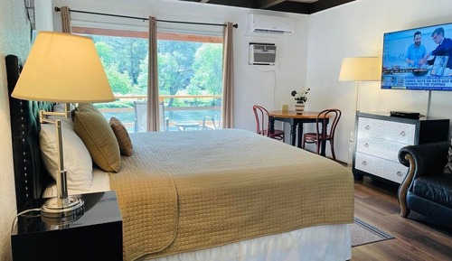 Habitación superior, 1 cama de matrimonio grande, no fumadores, vistas al río