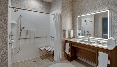 Suite, 1 cama de matrimonio grande, accesible para personas con discapacidad (Roll-In Shower)