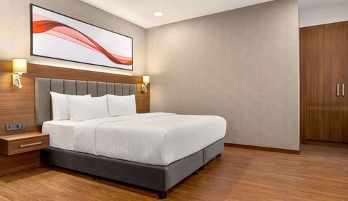 Suite, 1 cama de matrimonio grande, fumadores, vistas a la ciudad