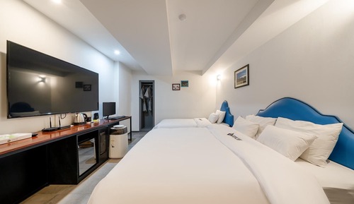 Room (Twin two beds (2 beds bathtub Netflix)
