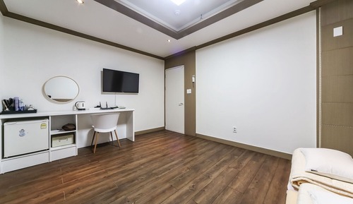 Room (Ondol Room (Road View))