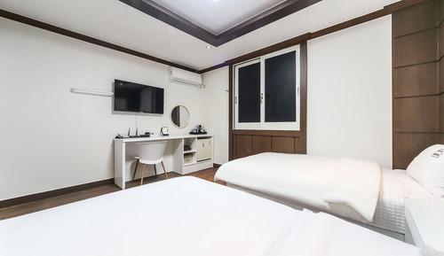 Room (Twin Room (Road View))