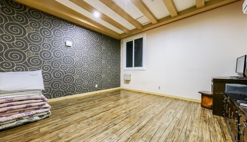 Room (Ondol Room)