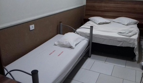 Habitación básica con 2 camas individuales