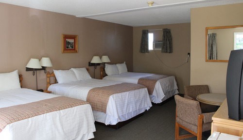 Habitación estándar (Tennis court section, 3 double beds)