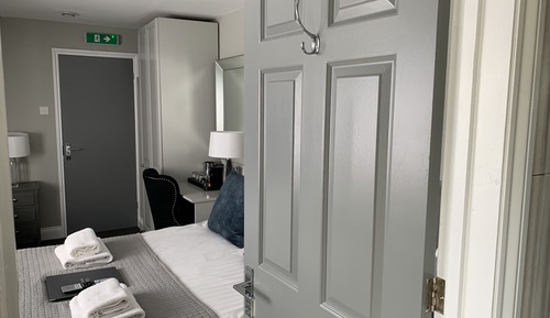 Habitación triple, baño privado (One Double One Single)