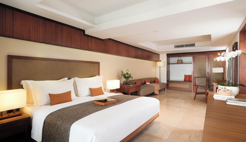 Deluxe Suite with Spa Bath and Daily Beers