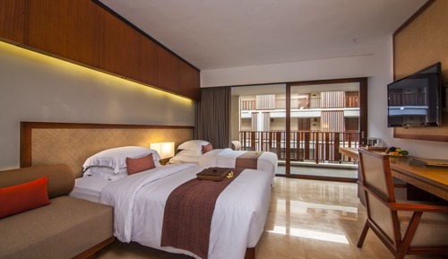 Deluxe Room Pool View Twin Bed with Daily Cocktails