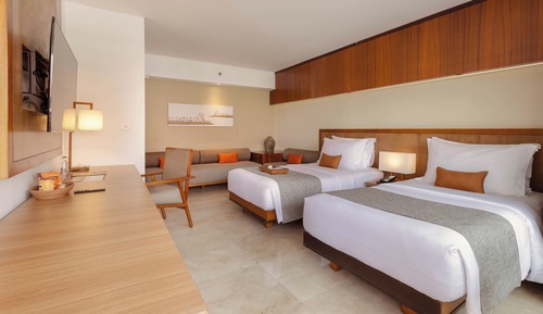 Deluxe Room Twin Bed with Daily Cocktails