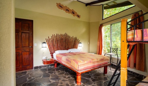 Habitación básica con 1 cama doble o 2 individuales, varias camas