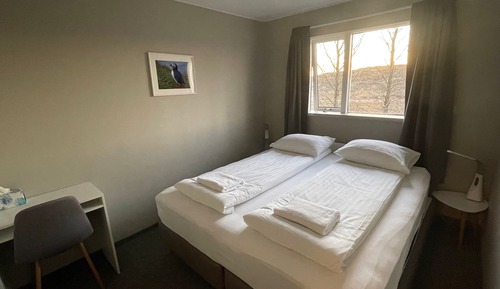 Habitación estándar con 1 cama doble o 2 individuales, baño compartido