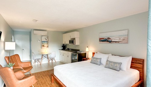 Estudio clásico, 1 cama de matrimonio grande, cocina básica, en la zona del patio