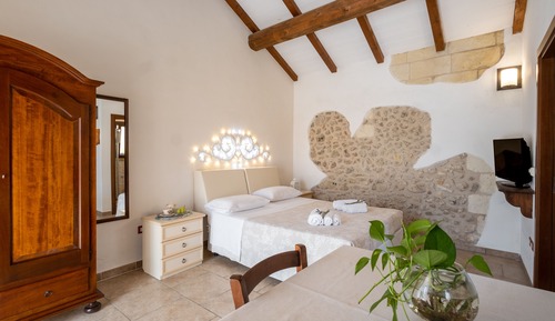 Estudio Confort, 1 cama doble, cocina básica, en la zona del jardín