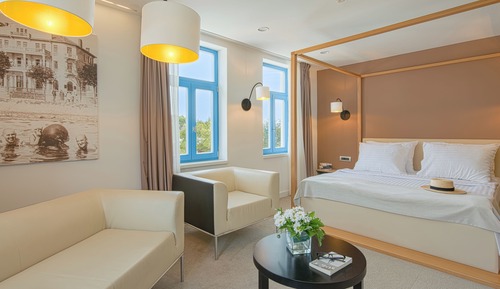 Habitación clásica con 1 cama doble o 2 individuales, balcón