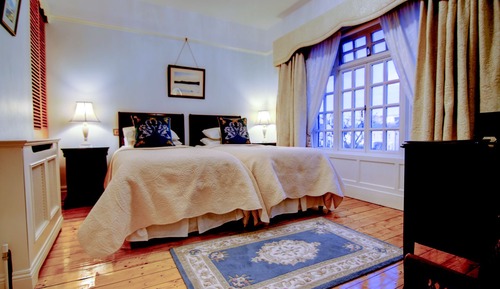 Habitación con 2 camas individuales, baño privado