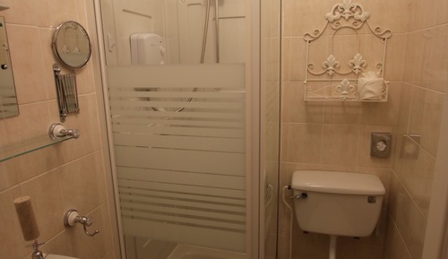 Habitación con 2 camas individuales, baño privado