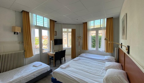 Habitación cuádruple, varias camas