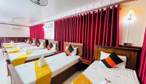 Family Room 6 Adult (6 single beds)