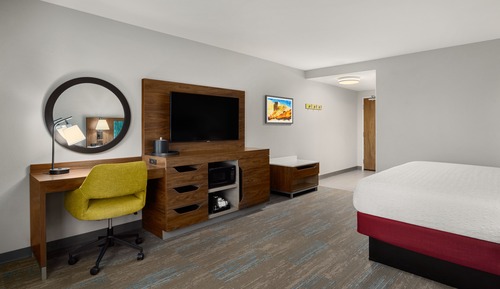 Habitación, 1 cama de matrimonio grande con sofá cama, frigorífico y microondas