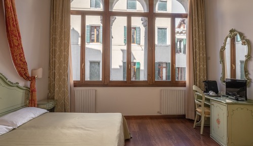 Habitación estándar con 1 cama doble o 2 individuales, vistas al canal