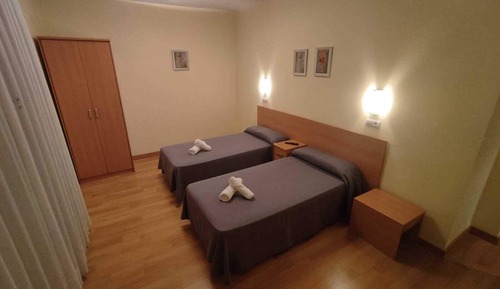 Habitación con 2 camas individuales