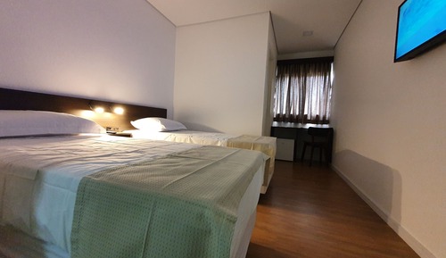 Habitación básica con 2 camas individuales
