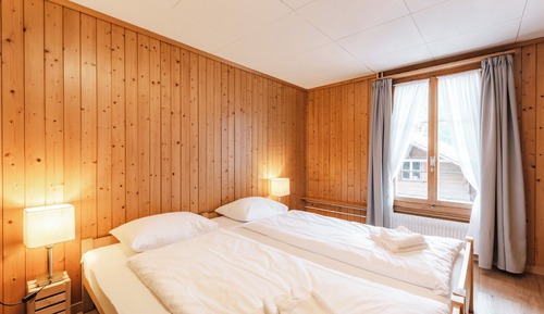 Habitación básica con 1 cama doble o 2 individuales, baño compartido