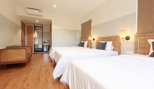 Habitación triple de diseño, varias camas, balcón, vistas al jardín
