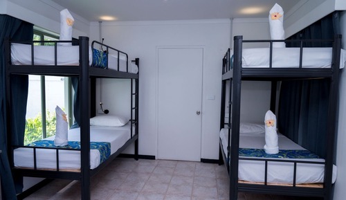 Dormitorio compartido básico, dormitorio mixto