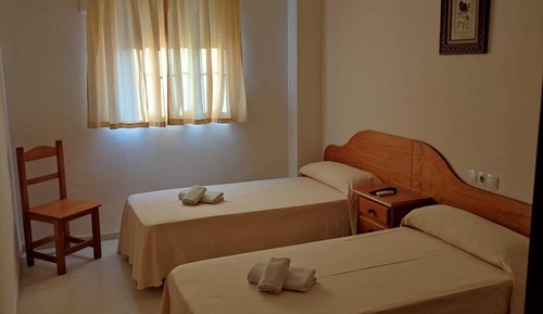 Habitación básica con 2 camas individuales