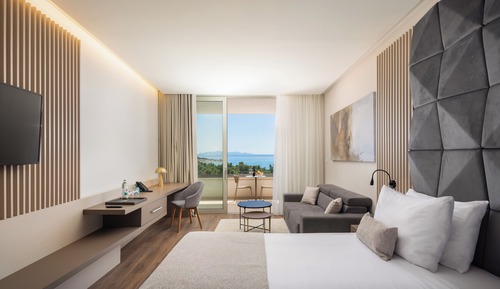 Deluxe Room with balcony and partial sea view