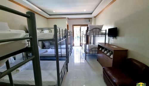 Habitación, varias camas
