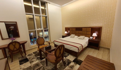 Habitación estándar doble, 1 cama de matrimonio grande, vistas a la ciudad