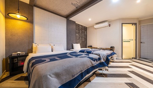 Room (Twin)