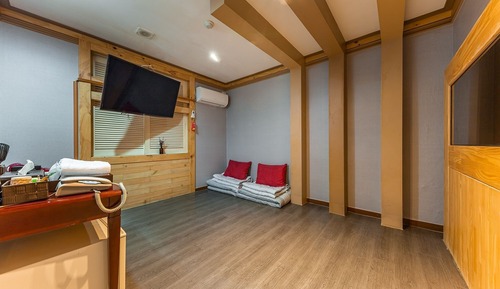 Room (Ondol Room)