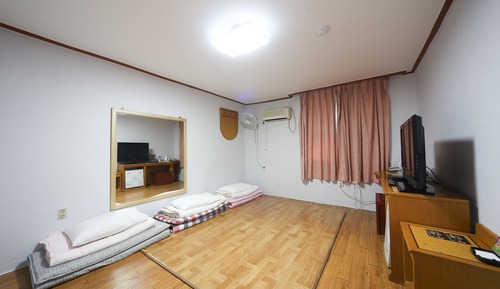 Room (Ondol Room)