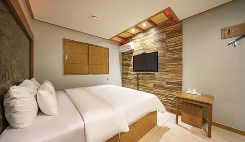 Room (Standard room (king size bed) (Netfli)