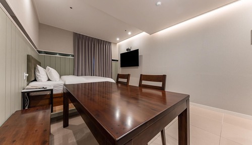 Room (Deluxe B (65" Samsung Smart TV no-har)