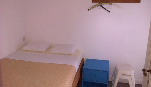 Habitación básica con 2 camas individuales