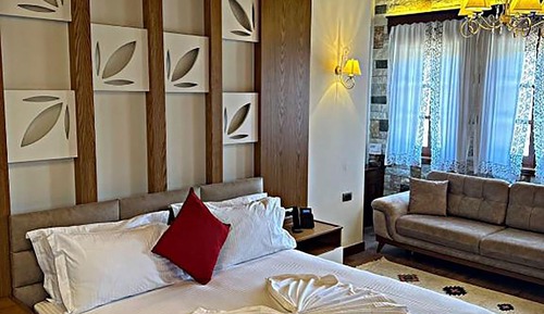 Deluxe Queen Suite