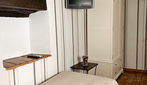 Habitación básica con 2 camas individuales