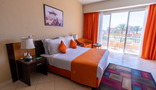 Habitación familiar con 1 cama doble o 2 individuales, vistas al jardín
