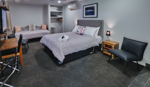 Habitación superior con 1 cama doble o 2 individuales, 1 cama de matrimonio, baño privado