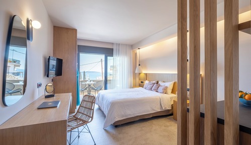 Habitación estándar con 1 cama doble o 2 individuales, vistas parciales al mar
